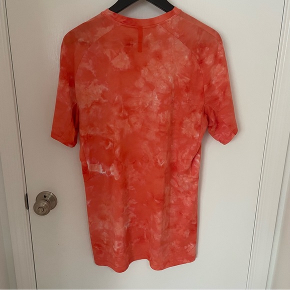 Lululemon t-shirt in excellent condition. Only worn a few times. - Picture 3 of 5